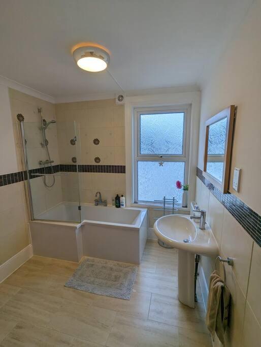 Spacious First Floor Family Flat, Sea View Torquay Dış mekan fotoğraf